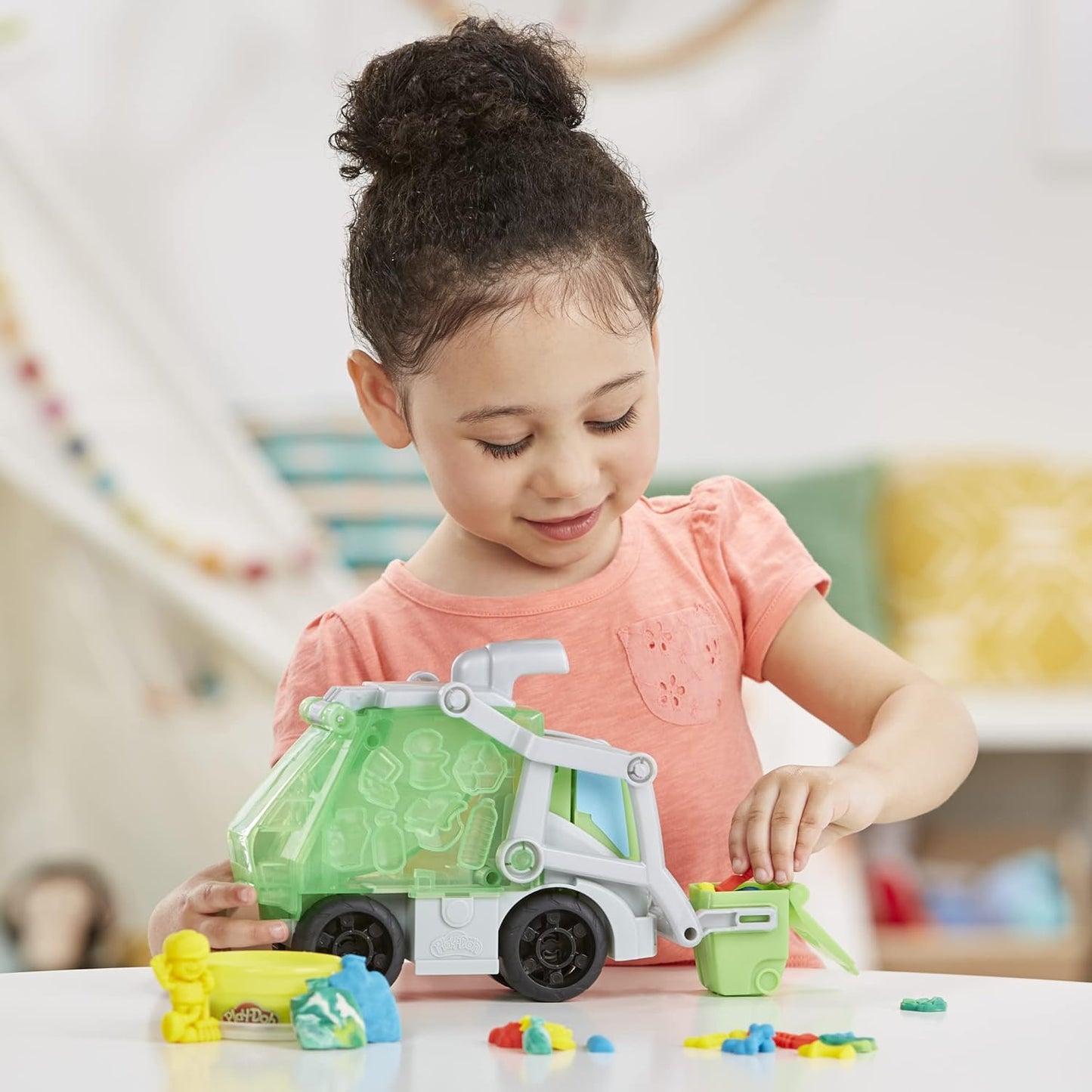 Play-Doh Wheelie Bin Truck, with Faux Garbage Modelling Clay and 3 Pots