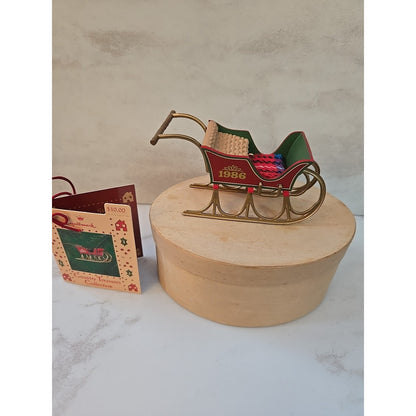 1986 Hallmark Country Sleigh Collectable Ornament